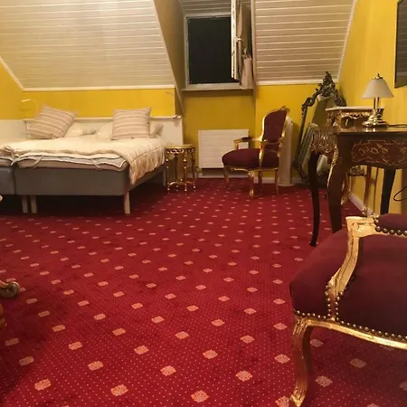 Historisch Mobliertes Schlossappartment 公寓 *