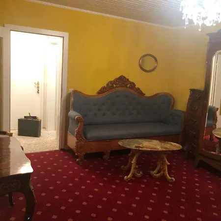 Historisch Mobliertes Schlossappartment 公寓