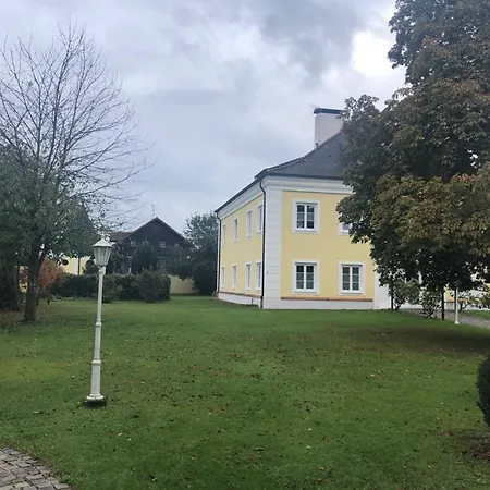 Historisch Mobliertes Schlossappartment 公寓