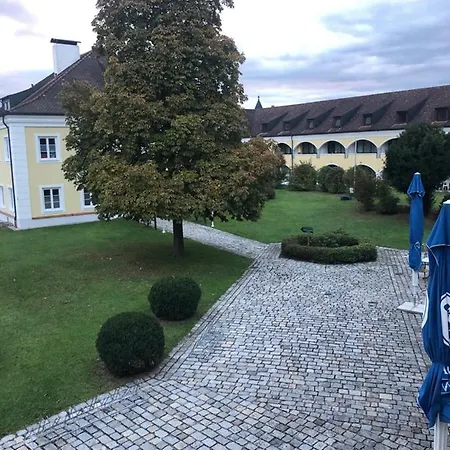 Historisch Mobliertes Schlossappartment 公寓 *