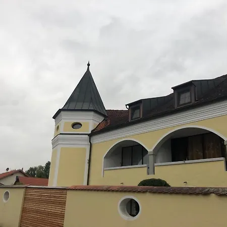 Historisch Mobliertes Schlossappartment 公寓 *