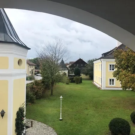 Historisch Mobliertes Schlossappartment